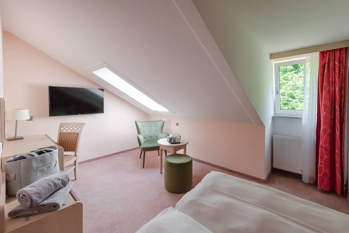 1 bedroom, hypo-allergenic bedding, minibar, in-room safe