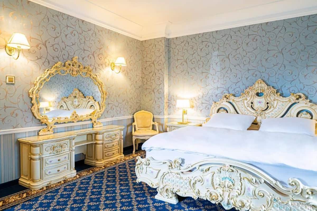Deluxe Suite | Hypo-allergenic bedding, minibar, in-room safe, blackout curtains