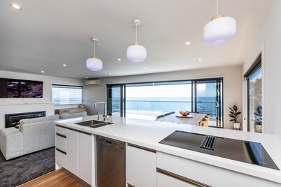 Oakura Beachfront Apartment Apt #2