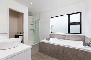 Bañera, bañera de hidromasaje, secador de pelo y toallas