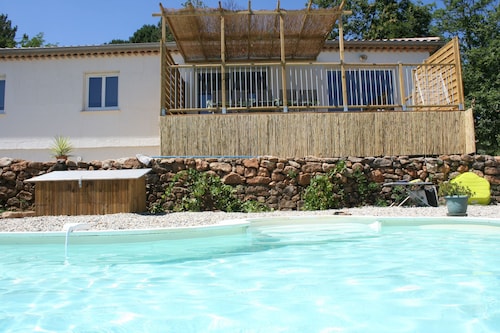 Villa with pool, 10 persons, fully equipped with calm, clear view