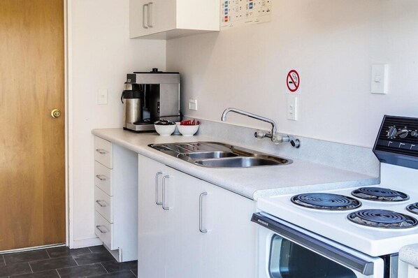 Private kitchen - Auckland Airport Motel (Auckland)