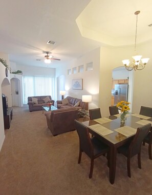 Una Smart TV, un reproductor de DVD, libros, un reproductor estéreo