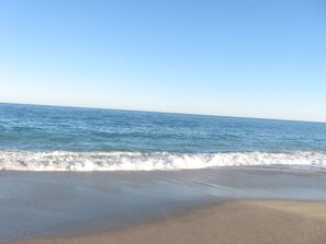 Uma praia com ondas chegando à costa.