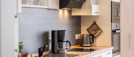 ثلاجة، ميكروويف، فرن، غسالة أطباق