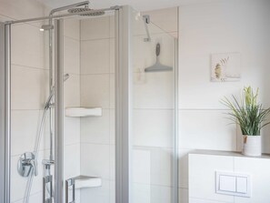 Dusch, hårtork, handdukar och tvål