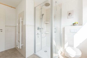 Haartrockner, Handtücher, Seife, Toilettenpapier