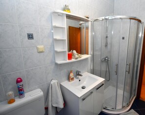 Apartment, 1 Schlafzimmer, Nichtraucher | Badezimmer | Dusche, Haartrockner, Bidet