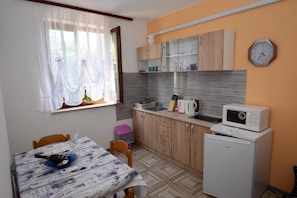 Appartement, 1 chambre, non-fumeurs | Cuisine privée | Réfrigérateur, micro-ondes, plaque de cuisson, cafetiÚre/bouilloire