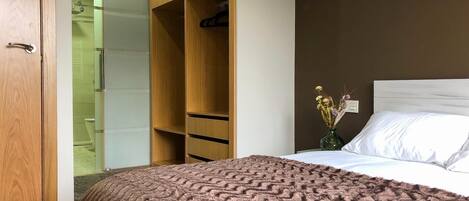 1 habitación, tabla de planchar con plancha, wifi gratis y ropa de cama