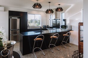 Fridge, microwave, oven, stovetop - Pukehina Retreat & Lodge (Pukehina)