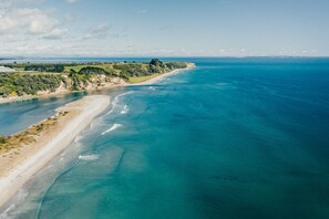 Sun-loungers, beach towels - Pukehina Retreat & Lodge (Pukehina)