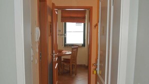 A narrow hallway with a dining area at the end, featuring a wooden table and chairs. - Villa Laura 12 - Laura 12 (Kühlungsborn)
