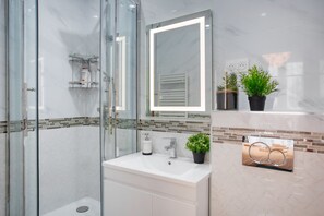 Chuveiro, secador de cabelo, toalhas de banho, sabonete