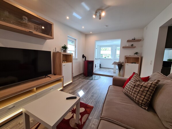 Smart-TV, Kamin, Bücher