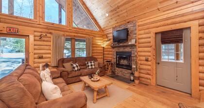 Charming Log Home w/ Fireplaces & Hot Tub