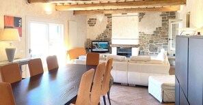 TV, caminetto, impianto stereo
