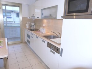 Een koelkast, een microgolfoven, een kookplaat, een vaatwasser