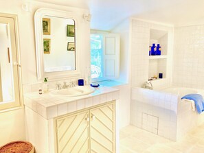 Badewanne, Haartrockner, Handtücher