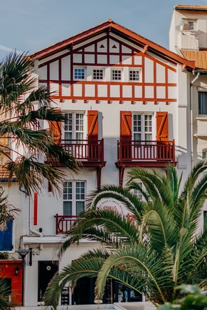 Vista frontal de la propiedad