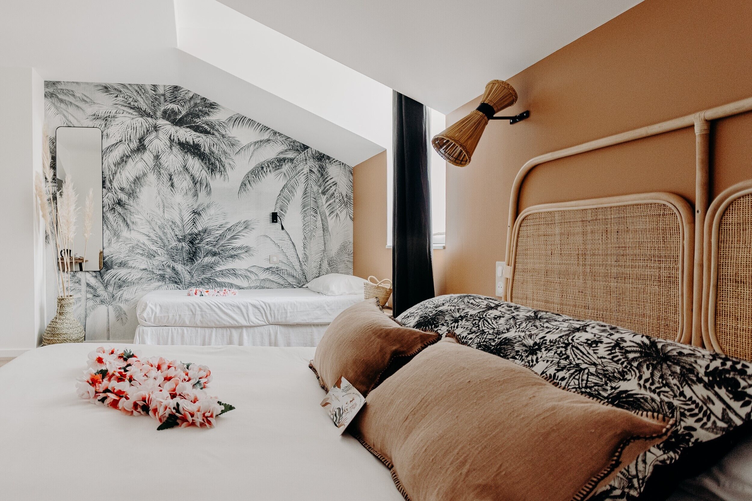 غرفة ثلاثية | خزنة داخل الغرفة وبديكورات فريدة لكل غرفة ومكتب وستائر تعتيم