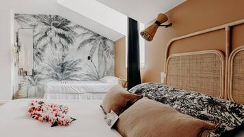 Kamar Triple | Brankas, didekorasi berbeda-beda, meja kerja, dan tirai kedap cahaya