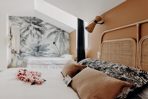 Habitación triple | Caja de seguridad en la habitación y decoración personalizada