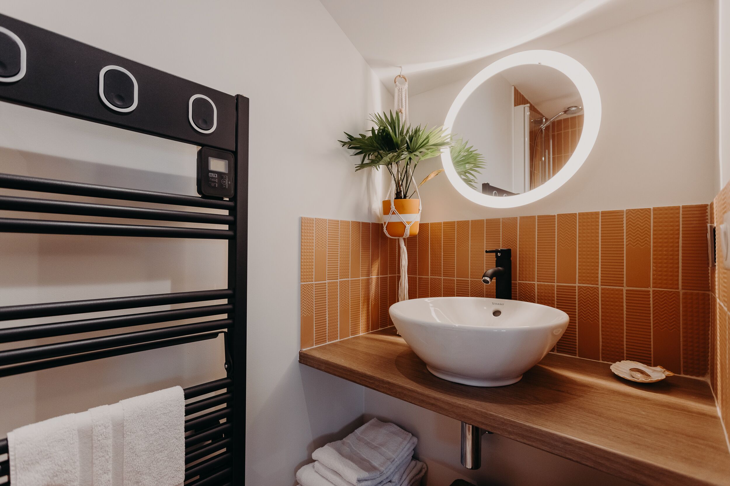 junior apartment | bathroom | free toiletries, hair dryer, towels, soap