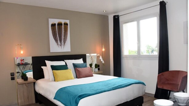 Une chambre à coucher moderne, dotée d’un grand lit, de deux tables de chevet, d’une fenêtre avec des rideaux et offrant une vue sur l’extérieur.
