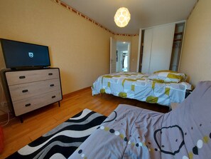 2 slaapkamers, een strijkplank/strijkijzer, gratis wifi, beddengoed