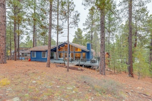 Exterior - Mtn-View Cabin w/ Game Room & Deck in Flagstaff (Flagstaff)