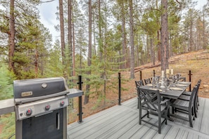 Outdoor dining - Mtn-View Cabin w/ Game Room & Deck in Flagstaff (Flagstaff)