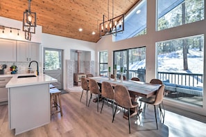 Dining - Mtn-View Cabin w/ Game Room & Deck in Flagstaff (Flagstaff)