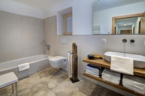 Bathtub, hair dryer, towels, soap - Chalet Ausblick Lodge (Mühlbach am Hochkönig)