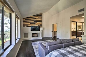 4 bedrooms, Internet, bed sheets - Spacious El Cajon Villa - 14 Mi to Downtown! (El Cajon)