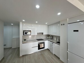 Frigorifero, microonde, forno, piano cottura