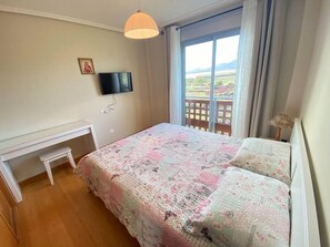 3 slaapkamers, een strijkplank/strijkijzer, internet, beddengoed