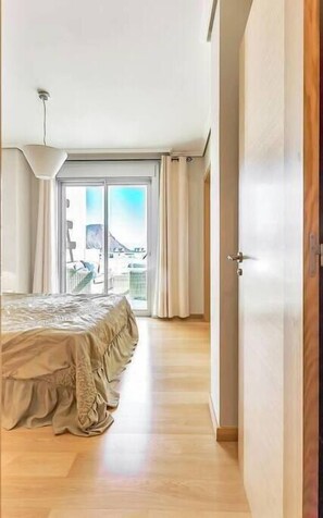 3 slaapkamers, een strijkplank/strijkijzer, internet, beddengoed