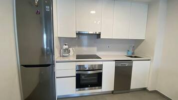 Een koelkast, een magnetron, een oven, een kookplaat