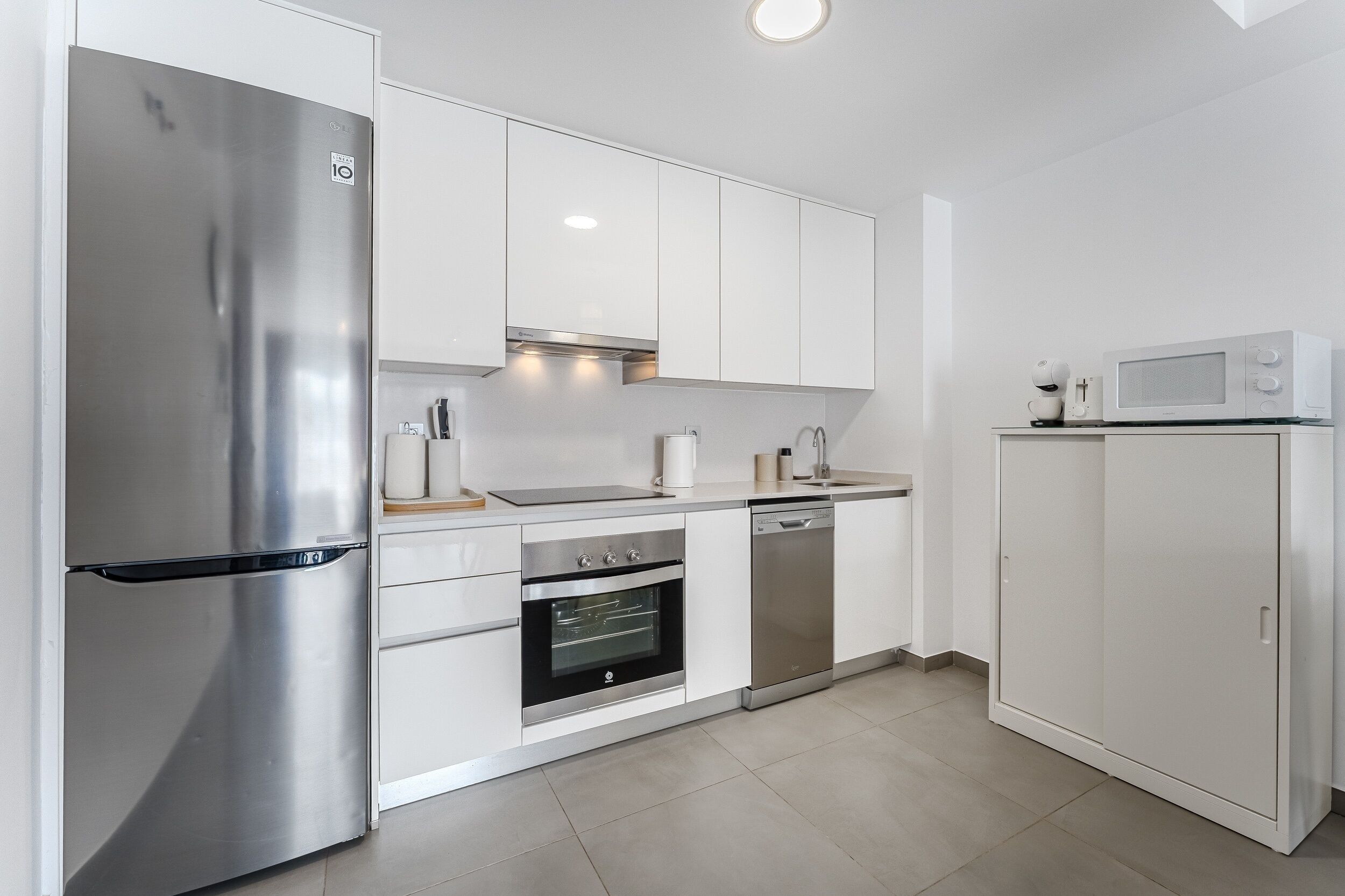 Een koelkast, een microgolfoven, een oven, een kookplaat