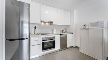 Køleskab, mikrobølgeovn, ovn, kogeplade