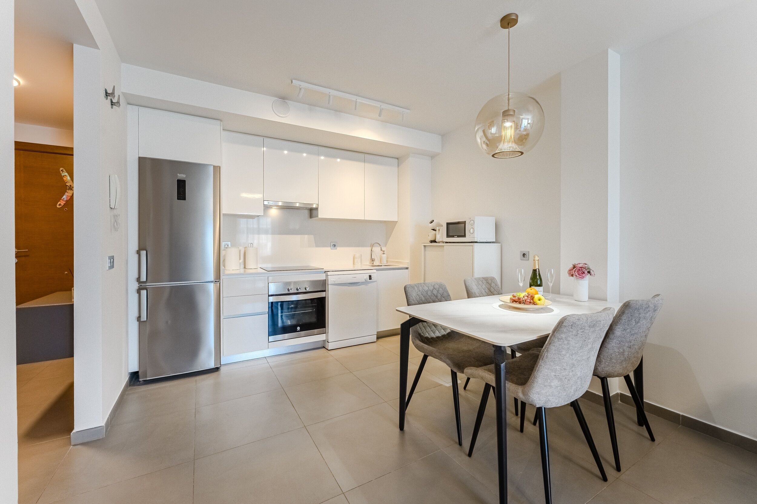 Een koelkast, een magnetron, een oven, een kookplaat