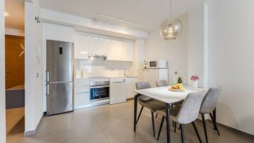 Kylskåp, mikrovågsugn, ugn och spishäll