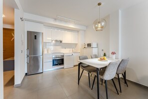 雪櫃、微波爐、焗爐、爐具