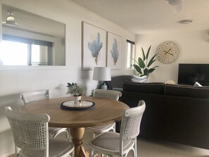 Dining - Waves on North - El Sandi 4 (Forster)