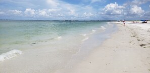 På stranden