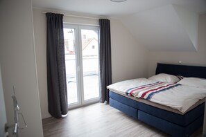 3 bedrooms, iron/ironing board, WiFi, bed sheets - Modern new-build apartment with 35 sqm roof terrace + fireplace (Trossingen)