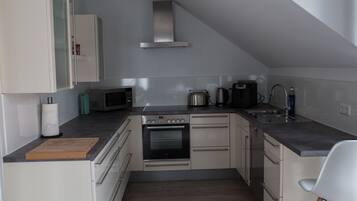 Frigorifero, forno, piano cottura, lavastoviglie