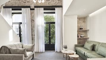 Loft Grand, balcón (Suite) | Zona de estar | Smart TV de 43 pulgadas con canales por satélite, una televisión