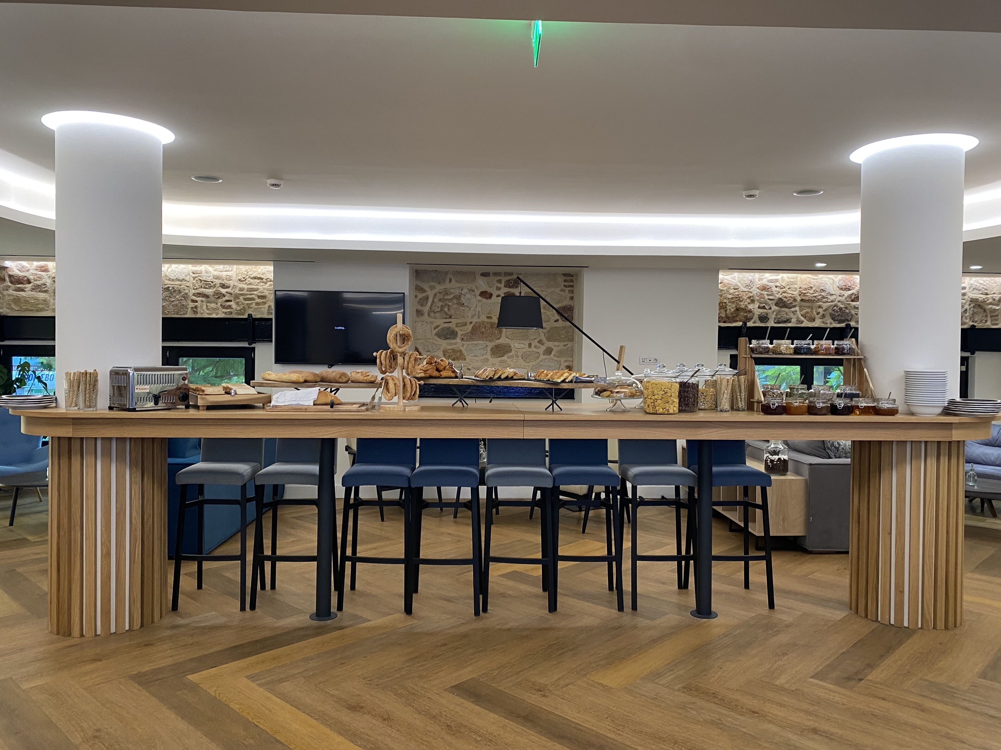 每日供应自助式早餐（每人 EUR 13）